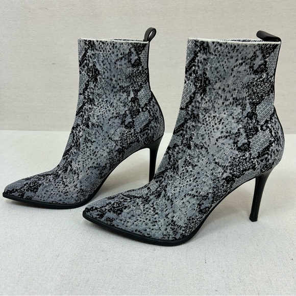 MWOT Steve Madden Gray and Black Heeled Boots